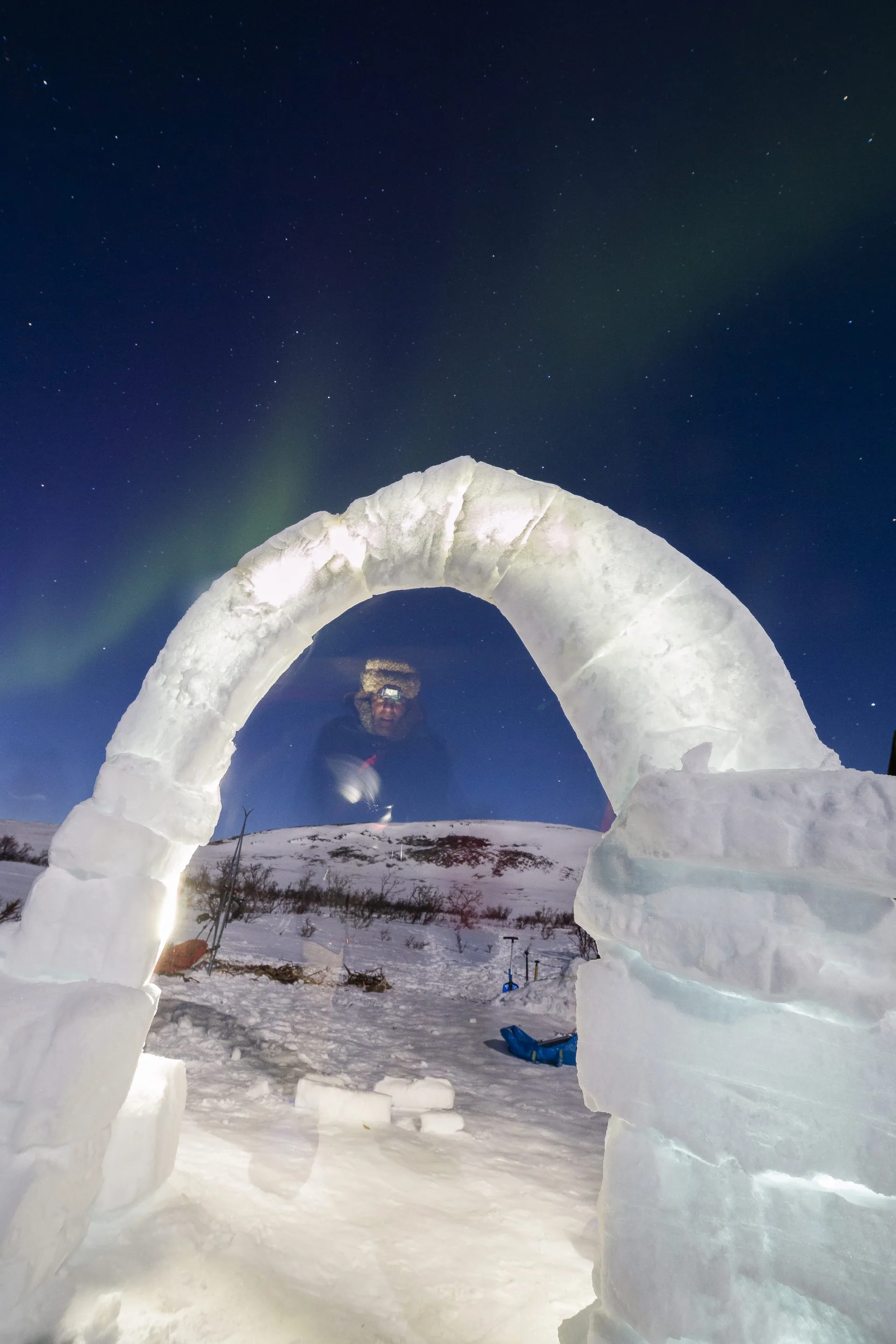 Campamento de expedición sobre la nieve bajo un cielo ártico despejado