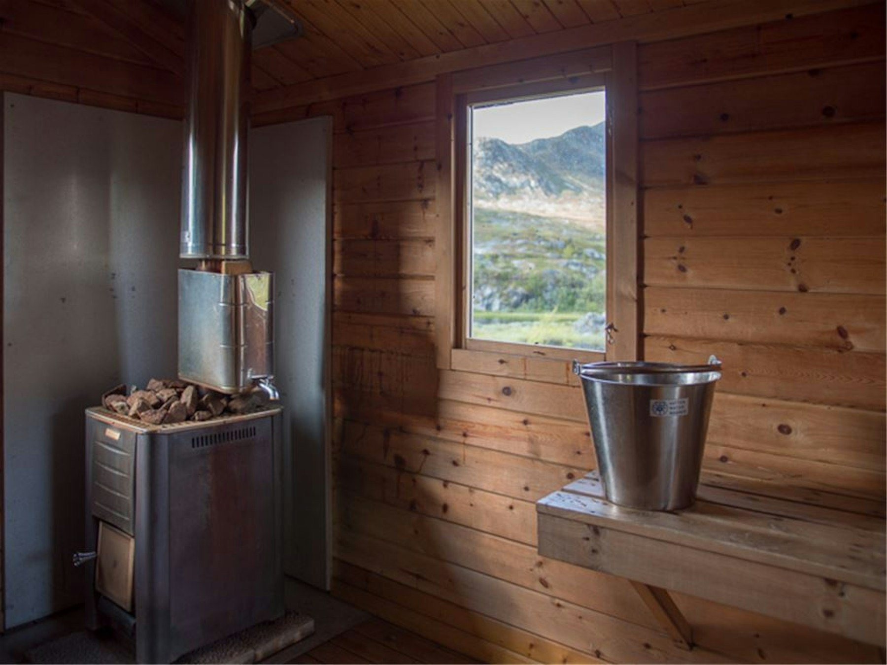 Sauna de leña frente a la montaña