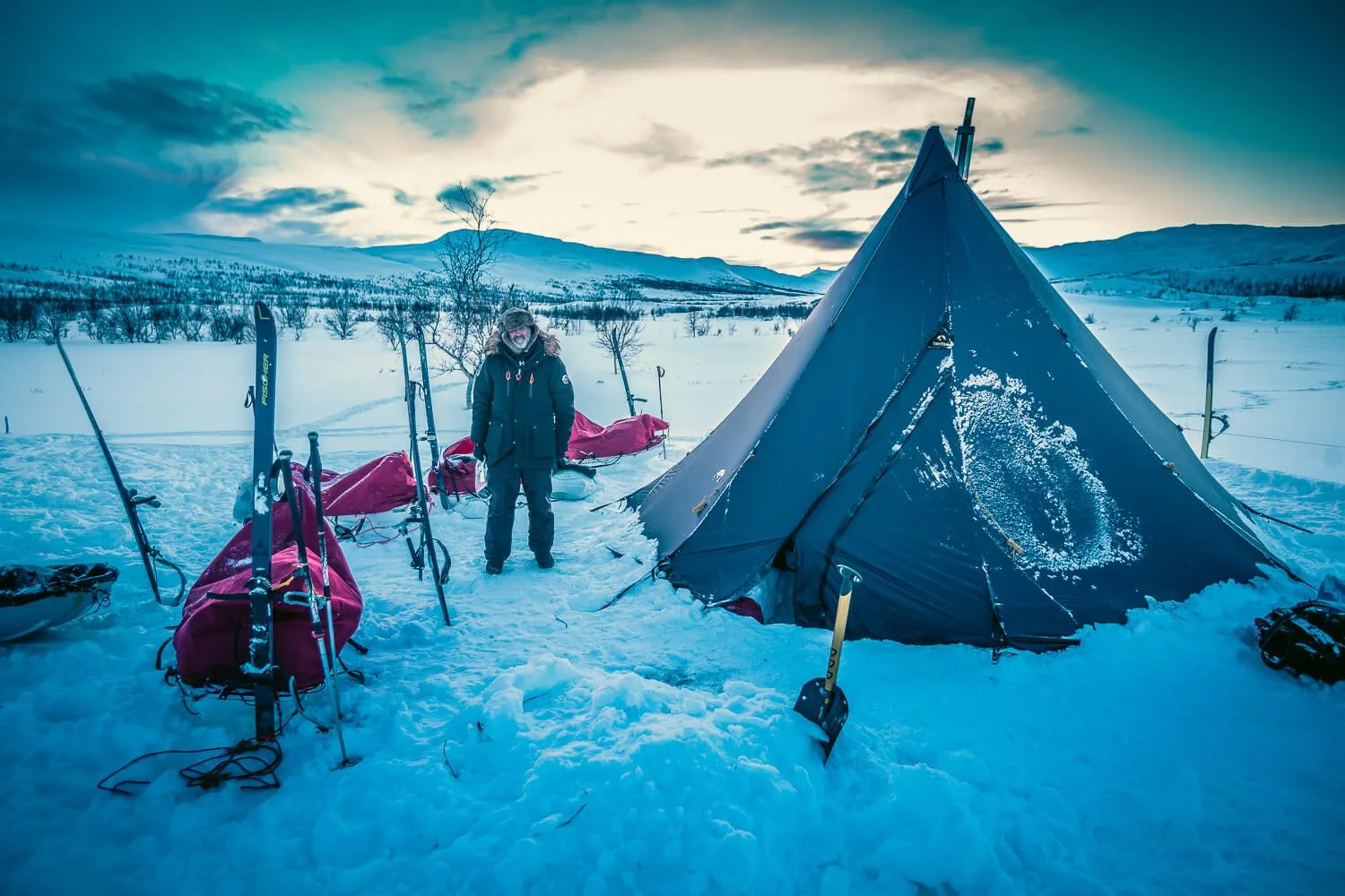 Campamento de tipis de una expedición de Polar Bear sobre un glaciar en Svalbard